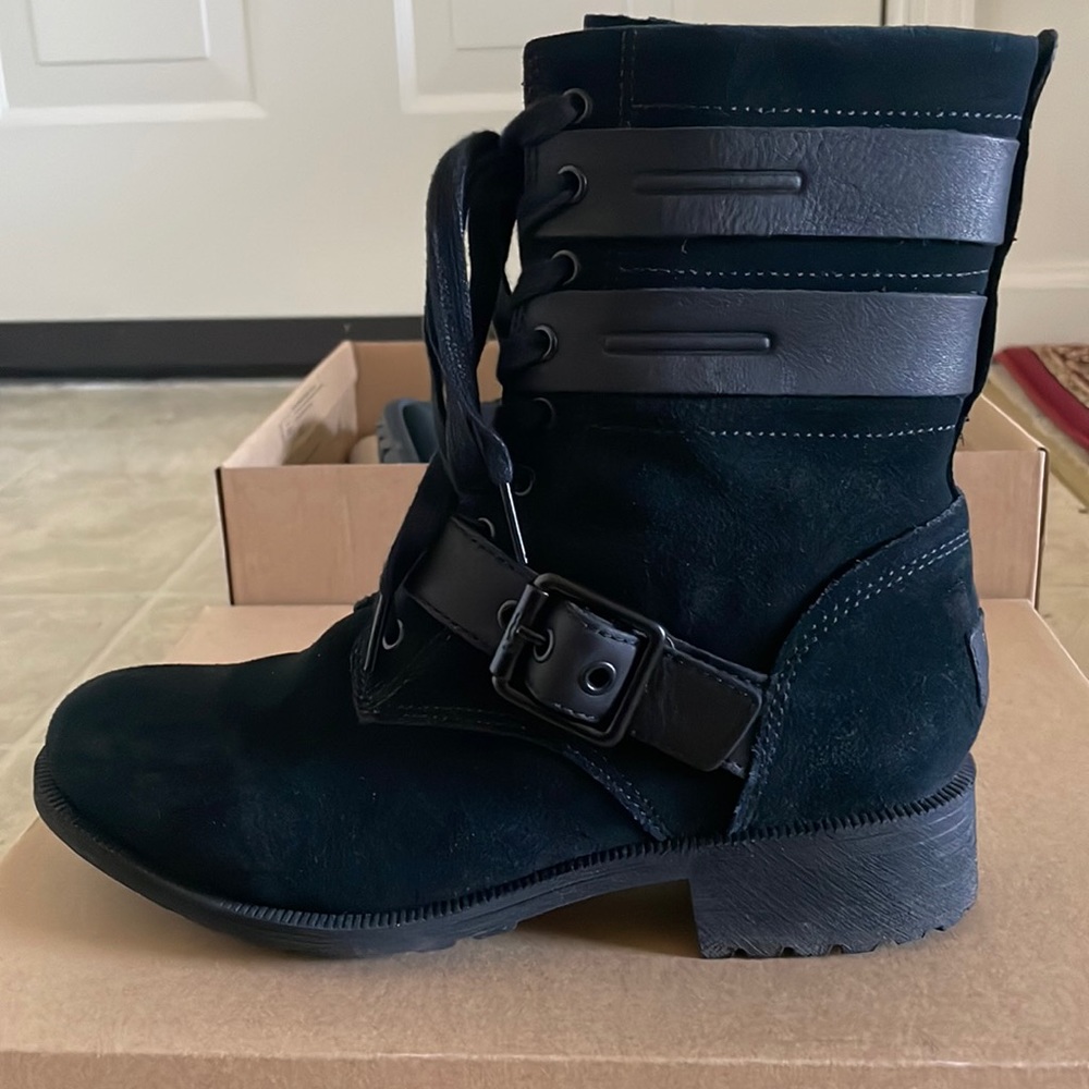 UGG black 7.5 US size women.
